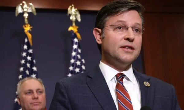 El representante Mike Johnson (republicano de Luisiana) habla con los periodistas en Washington el 14 de mayo del 2021. (Alex Wong/Getty Images)