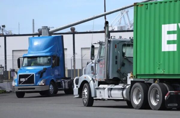 Camiones circulan por el puerto de Oakland, California, el 31 de marzo del 2023. (Justin Sullivan/Getty Images)