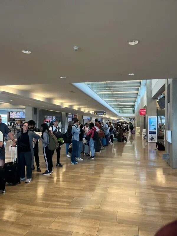 Larga cola de seguridad en el aeropuerto israelí Ben Gurion mientras la gente abandona el país el 9 de octubre del 2023, tras los atentados terroristas de Hamás. (Cortesía del obispo Quigg Lawrence).