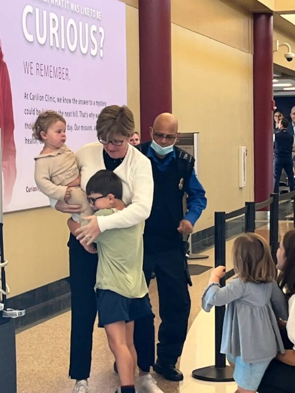 Annette Lawrence, esposa del obispo anglicano Quigg Lawrence, es recibida por sus nietos cuando ella y su esposo llegan a Roanoke, Virginia, a su regreso de Israel. (Cortesía del obispo Quigg Lawrence).