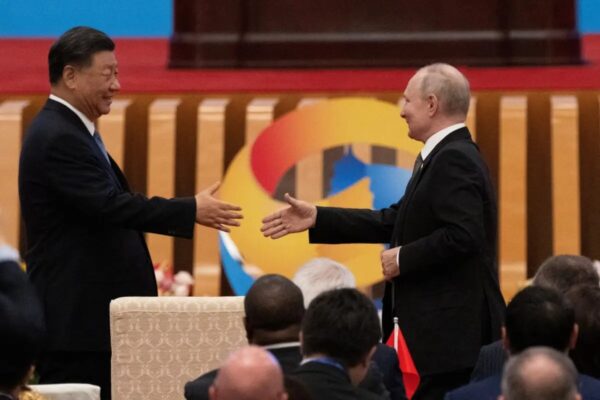 El líder chino Xi Jinping estrecha la mano del presidente ruso Vladimir Putin durante la ceremonia de apertura del tercer Foro de la Franja y la Ruta para la Cooperación Internacional en el Gran Salón del Pueblo de Pekín el 18 de octubre del 2023. (Pedro Pardo/AFP vía Getty Images)