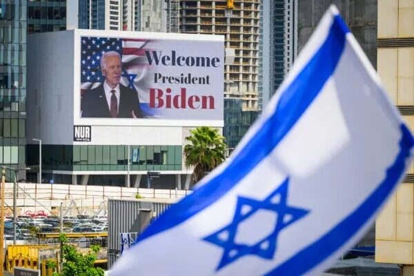Una valla digital da la bienvenida al presidente Joe Biden a Israel, el 18 de octubre del 2023. (Leon Neal/Getty Images)