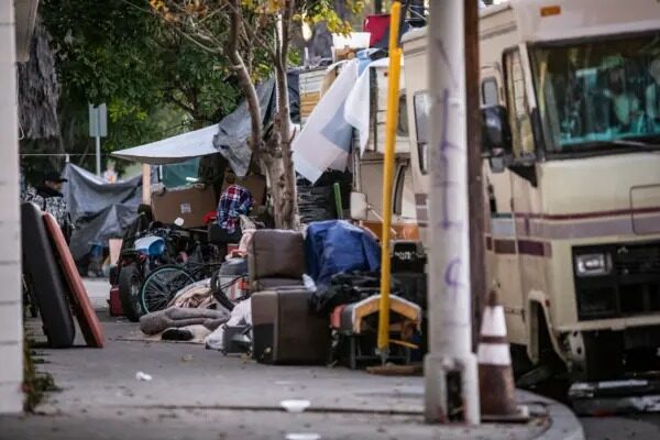 Personas sin hogar viven en coches y furgonetas en Los Ángeles, California, el 20 de enero del 2022. (John Fredricks/The Epoch Times)