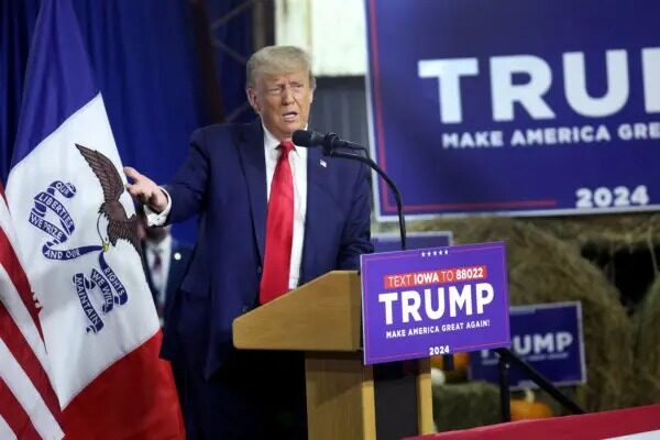 El candidato presidencial republicano, el expresidente Donald Trump, habla a los invitados durante un evento de campaña en el Dallas County Fairgrounds en Adel, Iowa, el 16 de octubre del 2023. (Scott Olson/Getty Images)