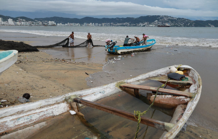Pescadores con sus redes y embarcación en la playa de Acapulco, Guerrero, México. Imagen de archivo. (EFE/ David Guzmán) 