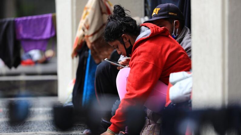 Fotografía de archivo en la que se registró a un grupo de migrantes venezolanos, frente a la embajada de su país, en Quito (Ecuador). EFE/José Jácome
