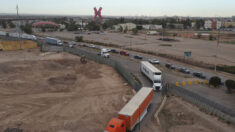 Empresarios mexicanos acusan a Texas de bloquear 20,000 cargas y de caída en la producción
