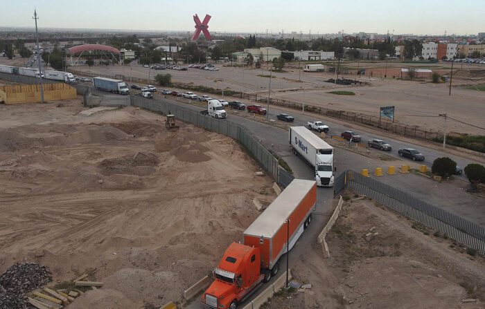 Fotografía tomada con un dron que muestra vehículos en fila para cruzar las aduanas en la frontera de EE.UU. este martes, en El Puente Internacional Cordova de las Américas, en Ciudad Juárez, México. Tras 23 días de cierre debido a la crisis migrante, las aduanas del puente fronterizo Córdova-Américas que une Ciudad Juárez México con El Paso, Texas volvieron a funcionar este martes, aunque los empresarios de la zona aseguraron que no supone una solución a los problemas de comercio exterior que existen en la ciudad. (EFE/ Luis Torres)