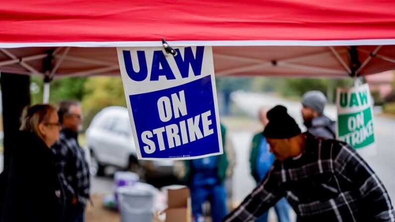 Miembros del sindicato United Auto Workers (UAW) en Morrow, Georgia (EE.UU.), el 12 de octubre de 2023. EFE/Erik S. Lesser