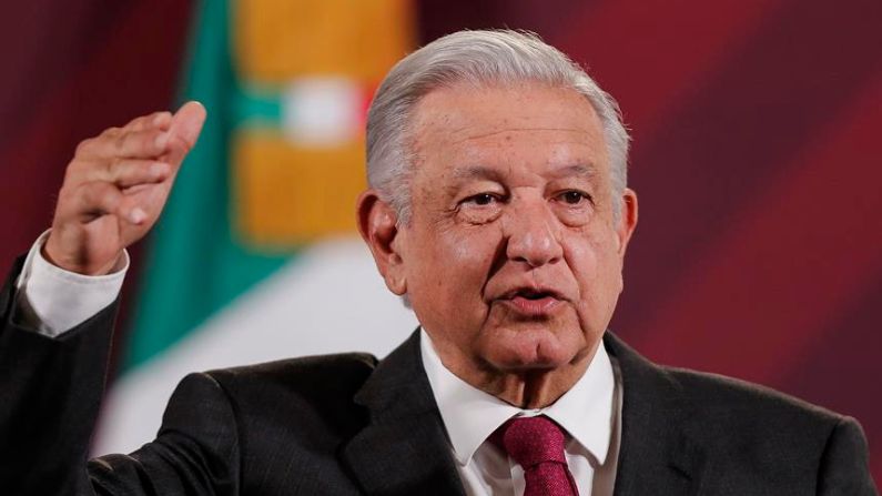 El presidente de México Andrés Manuel López Obrador habla, durante su conferencia de prensa matutina del 9 de octubre de 2023, en el Palacio Nacional de la Ciudad de México. (EFE/ Isaac Esquivel)