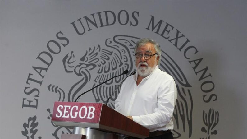 Fotografía de archivo fechada el 15 de septiembre de 2019 del subsecretario de Derechos Humanos, Población y Migración, Alejandro Encinas, durante una conferencia de prensa en Ciudad de México (México). EFE/ Mario Guzmán
