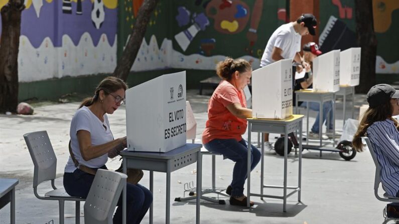 Votantes participan en la primera vuelta de las elecciones, en Quito (Ecuador), en una fotografía de archivo. EFE/José Jácome