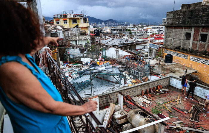 Fotografía de viviendas afectadas tras el paso del huracán Otis que, entre los fallecidos, desparecidos y daños ocasionados, devastó viviendas, hoteles, infraestructuras y servicios básicos de Acapulco, Guerrero, México. (EFE/ David Guzmán)