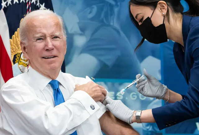 El presidente Joe Biden recibe una vacuna bivalente de refuerzo COVID-19 en el Auditorio South Court del Edificio de Oficinas Ejecutivas Eisenhower, junto a la Casa Blanca, en Washington el 25 de octubre de 2022. (Saul Loeb/AFP vía Getty Images)