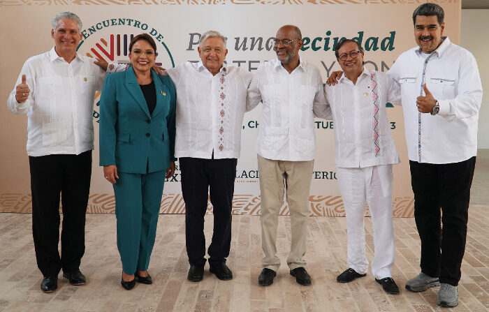 Algunos de los jefes de estado y representantes que participaron en el encuentro migratorio convocado por el presidente de México en la ciudad de Palenque, Chiapas. De Izq. a Der.: Miguel Díaz-Canel de Cuba, Xiomara Castro presidenta de Honduras; Andrés Manuel López Obrador presidente de México, Ariel Henry primer ministro de Haití, Gustavo Petro presidente de Colombia y por Venezuela Nicolás Maduro. (EFE/ Presidencia de México) 