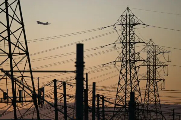 Un avión despega del Aeropuerto Internacional de Los Ángeles detrás de las líneas de energía eléctrica en El Segundo, California, el 31 de agosto de 2022. (Patrick T. Fallon/AFP vía Getty Images)