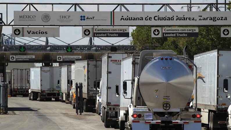 Fotografía de archivo de conductores de camiones que hacen fila para cruzar a Estados Unidos, en el puente Internacional Zaragoza, en la fronteriza Ciudad Juárez, México. (EFE/Luis Torres)