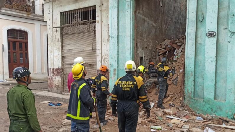 Un grupo de rescatistas fue registrado este miércoles, 4 de octubre, al atender el derrumbe de una edificación en La Habana (Cuba). En el accidente murió una persona y varios residentes y socorristas permanecen atrapados. EFE/Ernesto Mastrascusa