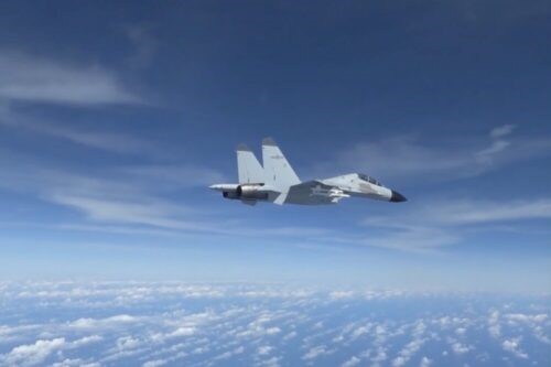 Un piloto de un caza J-11 de la Armada del Ejército Popular de Liberación realiza una maniobra insegura durante la interceptación de un avión RC-135 de la Fuerza Aérea estadounidense, que realizaba legalmente operaciones rutinarias sobre el Mar de China Meridional en espacio aéreo internacional, el 21 de diciembre de 2022, en una captura de video. (Cortesía del Mando Indo-Pacífico de EE.UU./Captura de pantalla vía The Epoch Times)