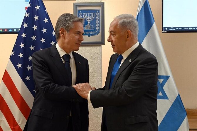 El primer ministro israelí, Benjamín Netanyahu (d), junto al secretario de de Estado de Estados Unidos, Antony Blinken, durante una reunión clebrada este jueves. EFE/EPA/GPO/CHAIM CHAIM HANDOUT 