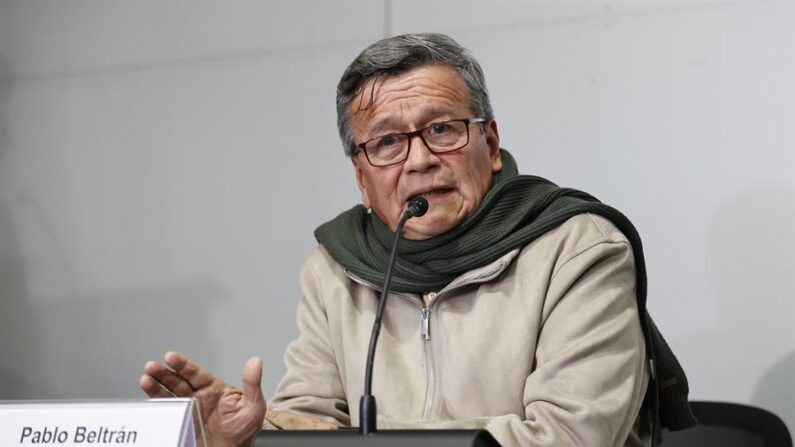 Pablo Beltrán, jefe de la delegación de la guerrilla del ELN, habla el 10 de octubre de 2023 durante una rueda de prensa tras una reunión como parte de los diálogos de paz con el Gobierno colombiano, en Bogotá (Colombia). EFE/Mauricio Dueñas Castañeda