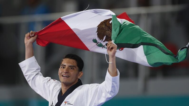 El mexicano William de Jesús Arroyo fue registrado este sábado, 21 de octubre, al celebrar la obtención de la medalla de oro de la prueba poomsae del taekwondo individual masculino de los Juegos Panamericanos 2023, en Santiago de Chile. EFE/Sashenka Gutiérrez