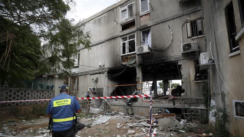 Oficiales israelíes inspeccionan los daños en un edificio alcanzado por un cohete supuestamente lanzado desde Gaza, en la ciudad de Ashkelon, Israel, 09 de octubre de 2023. (EFE/EPA/ATEF SAFADI)