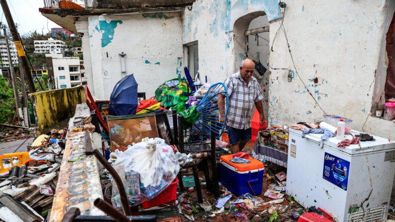 Un hombre revisa el estado de su vivienda tras el paso del huracán Otis, en el estado de Guerrero, México, el 26 de octubre. (EFE/ David Guzmán)

