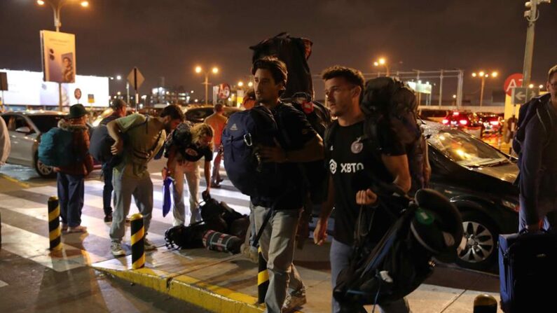 Jóvenes israelíes llegan para embarcarse en un vuelo con destino a Tel Aviv, el 10 de octubre de 2023 en el aeropuerto Internacional Jorge Chávez, en Lima (Perú). EFE/Paolo Aguilar