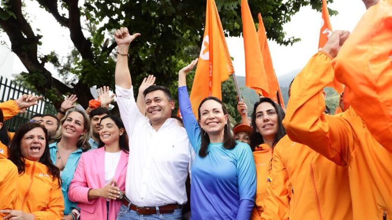 María Corina Machado junto al opositor Freddy Superlano saludan a simpatizantes, el 13 de octubre de 2023, en Caracas (Venezuela). EFE/Rayner Peña R