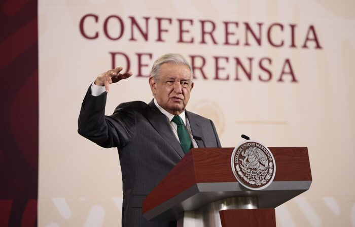 El presidente de México, Andrés Manuel López Obrador, habla durante una rueda de prensa en el Palacio Nacional de la Ciudad de México (México). EFE/ José Méndez