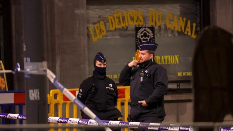 Dos policías belgas acordonan el centro de Bruselas, Bélgica. EFE/EPA/Olivier Hoslet