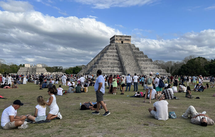 Personas visitan la Pirámide de Kukulcán en la zona arqueológica de Chichén Itzá, en el estado de Yucatán, México. Fotografía de archivo. (EFE/Martha López)