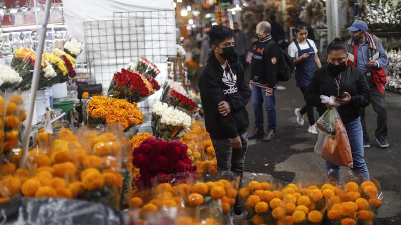 Comerciantes venden flores en el mercado de Jamaica en Ciudad de México (México). Fotografía de archivo. EFE/ Isaac Esquivel