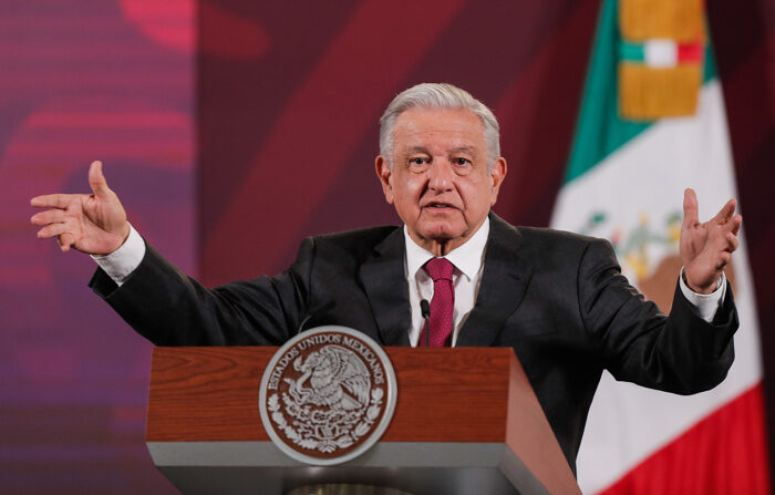 El presidente de México Andrés Manuel López Obrador habla, durante su conferencia de prensa matutina en el Palacio Nacional de la Ciudad de México, México, el lunes 10 de octubre del 2023. (EFE/ Isaac Esquivel)