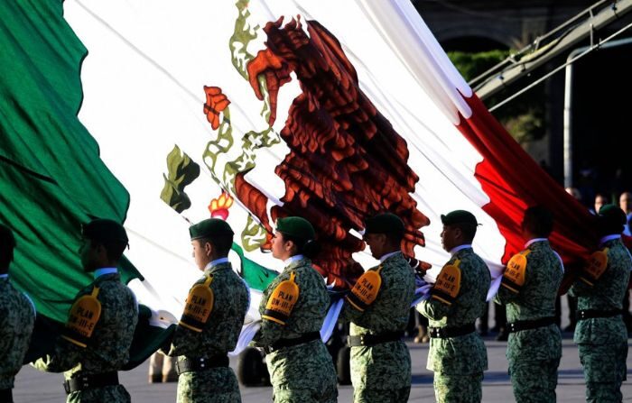 Imagen de archivo del ejército mexicano participando en la ceremonia de izamiento de la bandera nacional, en la plaza Zócalo de la Ciudad de México el 19 de septiembre de 2023. (CLAUDIO CRUZ/AFP / Getty Images)