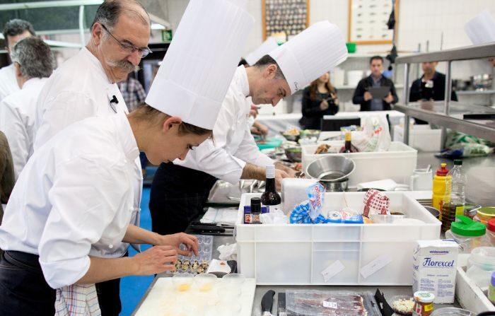 Un foto de archivo del chef Pedro Subijana (izq.) mientras supervisa a los finalistas del Premio Internacional de la Tapa Cinco Jotas mientras trabajan en sus tapas el 19 de marzo de 2014 en Madrid, España. (Pablo Blazquez Dominguez/Getty Images)