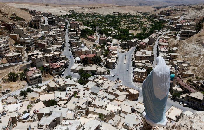 Una estatua de la Virgen María domina el pueblo de Maalula, al norte de Damasco, la capital Siria, el 29 de junio de 2021. (LOUAI BESHARA/AFP vía Getty Images)