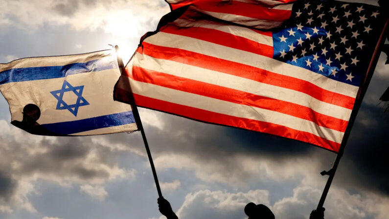 Un manifestante ondea banderas nacionales de EE. UU. e Israel durante una manifestación frente a la embajada de EE. UU. en Tel Aviv, mientras el primer ministro de Israel, Benjamin Netanyahu, se encuentra en Nueva York para reunirse con el presidente Joe Biden, el 20 de septiembre de 2023. (Jack Guez/AFP vía Getty Images)