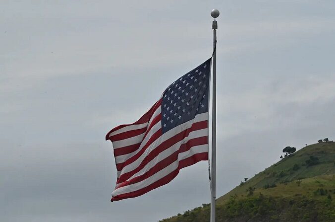 Una bandera estadounidense en el edificio de la embajada de EE.UU. en una foto de archivo. (Adek Berry/AFP vía Getty Images)
