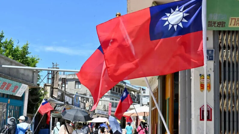 Turistas pasean junto a banderas taiwanesas en las islas Kinmen de Taiwán, el 11 de agosto de 2022. (Sam Yeh/AFP vía Getty Images)