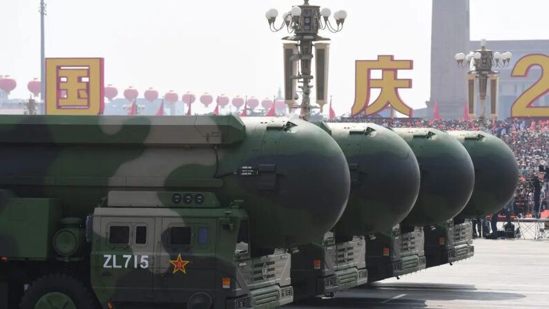 Misiles balísticos intercontinentales con capacidad nuclear DF-41 de China alineados durante un desfile militar en la plaza de Tiananmen en Beijing el 1 de octubre de 2019. (Greg Baker/AFP vía Getty Images)