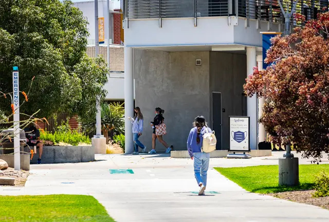 Estudiantes caminan hacia las clases de verano en el Orange Coast College de Costa Mesa, California, el 29 de junio de 2022. (John Fredricks/The Epoch Times)