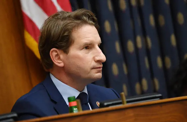 El representante Dean Phillips (D-Minn.) interroga a los testigos durante una audiencia en el Capitolio, en Washington, el 16 de septiembre de 2020. (Kevin Dietsch/Pool/Getty Images)