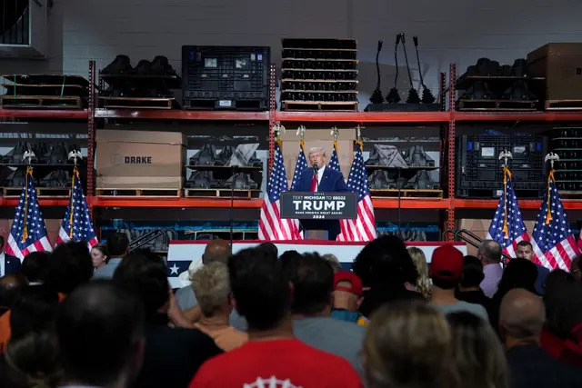 El expresidente Donald Trump habla en un acto de campaña en Clinton Township, Michigan, el 27 de septiembre de 2023. (Madalina Vasiliu/The Epoch Times)
