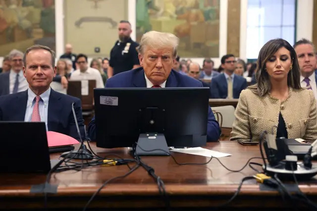 El expresidente Donald Trump (C) sentado en el interior de la sala del tribunal para el tercer día de su juicio por fraude civil en Nueva York el 4 de octubre de 2023. (Spencer Platt/Pool/AFP vía Getty Images)
