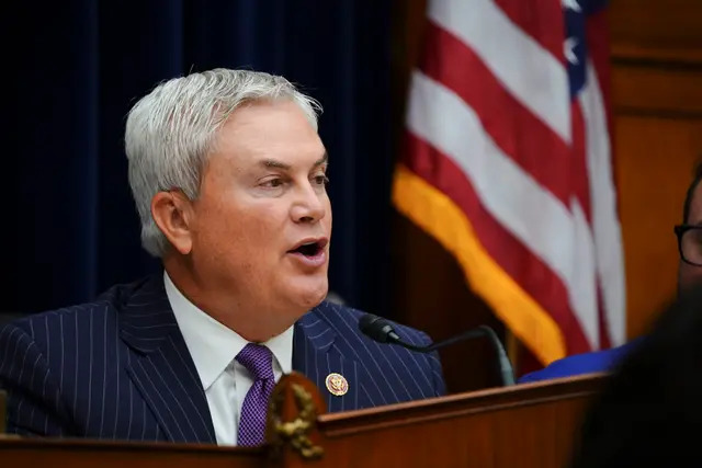 El representante James Comer (R-Ky.), presidente del Comité de Supervisión de la Cámara de Representantes, habla durante una audiencia para una investigación de destitución del presidente estadounidense Joe Biden en Washington el 28 de septiembre de 2023. (Madalina Vasiliu/The Epoch Times)