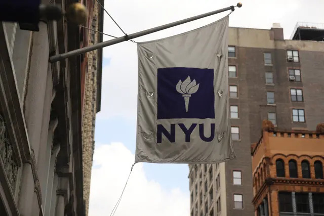 Una bandera de la Universidad de Nueva York ondea frente a la escuela de negocios NYU en Nueva York el 25 de agosto de 2020. (Spencer Platt/Getty Images)