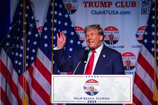 El expresidente de EE. UU. y aspirante republicano a la presidencia en 2024, Donald Trump, celebra un acto de campaña en el Club 47 USA de West Palm Beach, Florida, el 11 de octubre de 2023. (Giorgio Viera/AFP vía Getty Images)
