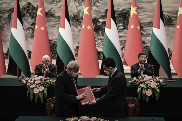 El ministro de Asuntos Exteriores palestino, Riyad Al-Maliki (delante a la izquierda), asiste a una ceremonia de firma con el ministro de Asuntos Exteriores chino, Qin Gang (delante a la derecha), mientras el presidente palestino, Mahmud Abbas (detrás a la izquierda), y el líder chino, Xi Jinping (detrás a la derecha), aplauden en el Gran Salón del Pueblo de Beijing el 14 de junio de 2023. (Jade Gao/Pool/Getty Images)